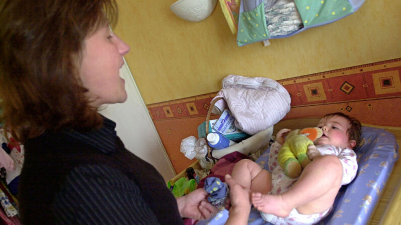 Une femme en congé parental s'occupe de ses deux enfants. Illustration. (Photo MYCHELE DANIAU/AFP via Getty Images)