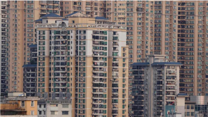 Des immeubles résidentiels et des appartements à Guangzhou, dans la province chinoise du Guangdong (sud-est), en avril 2023. (Ludovic Marin/AFP via Getty Images)