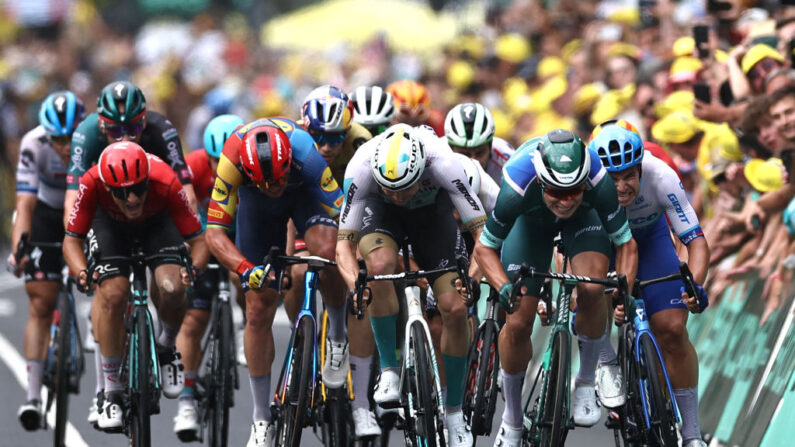 Jasper Philipsen a remporté sa quatrième victoire dans le Tour de France mercredi à Moulins. (Photo by ANNE-CHRISTINE POUJOULAT/AFP via Getty Images)