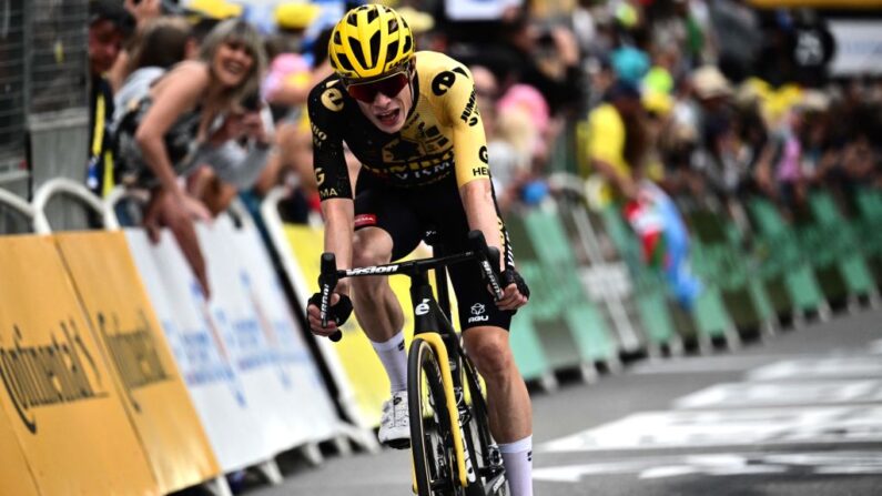 Jonas Vingegaard a pris plus d'une minute à son grand rival Tadej Pogacar dès la première étape de montagne mercredi à Laruns. (Photo by MARCO BERTORELLO/AFP via Getty Images)