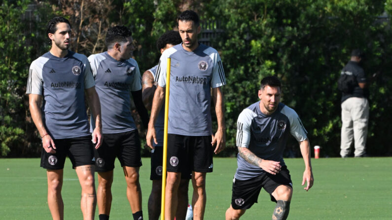 Lionel Messi a participé mardi matin à son premier entraînement avec l'Inter Miami, en compagnie de  Sergio Busquets. (Photo by EVA MARIE UZCATEGUI/AFP via Getty Images)