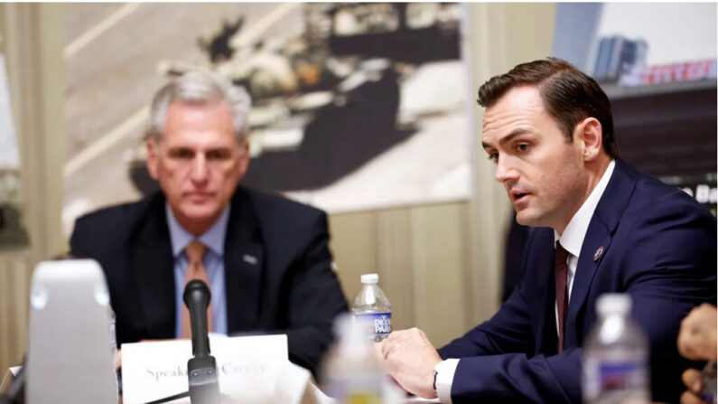 Le président Mike Gallagher (Parti républicain – Wisconsin) lors d'un événement commémorant le 34e anniversaire du massacre de la place Tiananmen au Capitole des États-Unis à Washington, D.C., le 5 juin 2023. Des membres du Congrès, des membres du comité spécial de la Chambre des représentants sur la concurrence stratégique entre les États-Unis et le Parti communiste chinois et des militants chinois des droits de l'homme ont assisté à l'événement. (Anna Moneymaker/Getty Images)