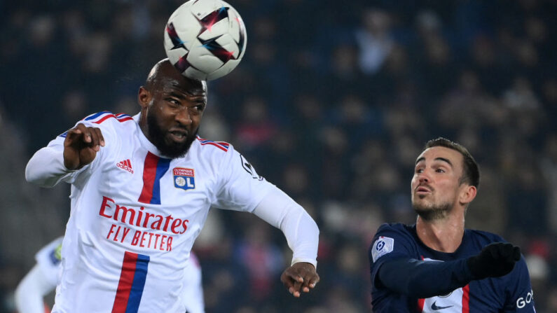 Moussa Dembélé (à.g), de l'Olympique Lyonnais, s'est engagé avec Al-Ettifaq en Arabie Saoudite. (Photo by FRANCK FIFE/AFP via Getty Images)