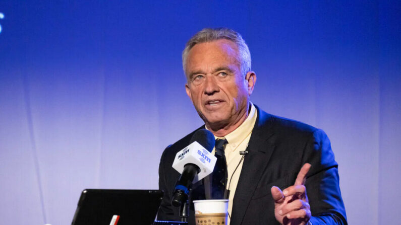 Le candidat à la présidence Robert F. Kennedy Jr. s'exprime lors d'une réunion publique de SiriusXM organisée par Michael Smerconish au Centre Theater de Norristown, en Pennsylvanie, le 5 juin 2023. (Lisa Lake/Getty Images pour SiriusXM)