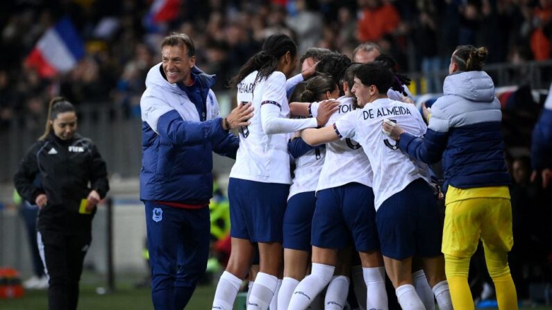 La Fédération française de football (FFF) a annoncé mardi la liste des 23 joueuses retenues par le sélectionneur Hervé Renard en vue du Mondial féminin. (Photo by FRANCK FIFE/AFP via Getty Images)