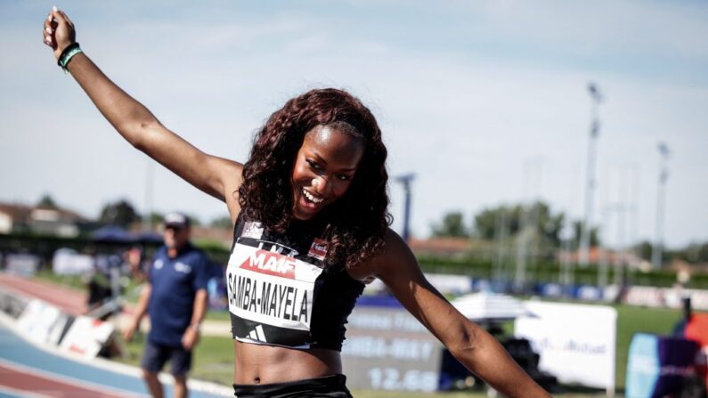 Cyrena Samba-Mayela célèbre sa victoire en finale du 100m haies féminin lors des Championnats de France d'athlétisme 2023, le 30 juillet 2023. (Photo VALENTINE CHAPUIS/AFP via Getty Images)