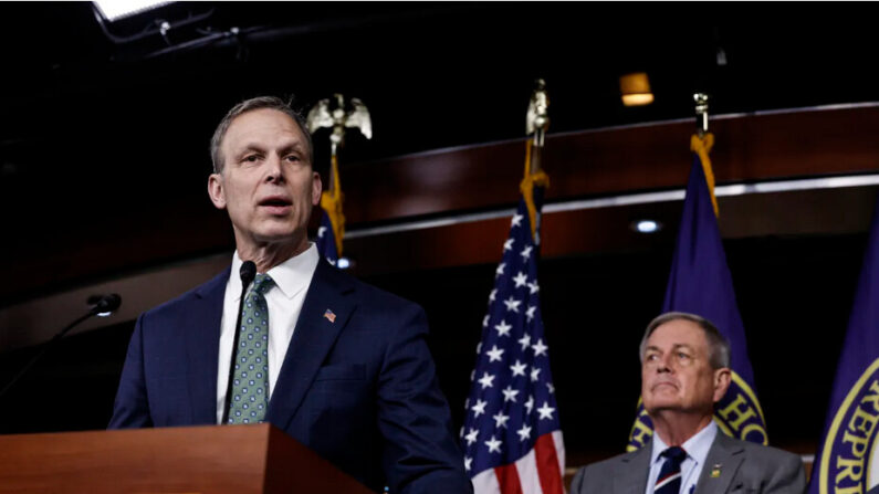 Le président du House Freedom Caucus, le député Scott Perry (Parti républicain – Pennsylvanie) s'exprime lors d'une conférence de presse sur les négociations relatives à la limite de la dette au Capitole des États-Unis, à Washington, le 10 mars 2023. (Anna Moneymaker/Getty Images)