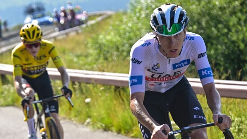 Tadej Pogacar (à.d), reprend 8 secondes à Jonas Vingegaard. (Photo by Bernard PAPON / POOL / AFP) (Photo by BERNARD PAPON/POOL/AFP via Getty Images)