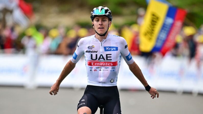 Tadej Pogacar a pris une revanche éclatante sur Jonas Vingegaard jeudi au sommet de Cauterets-Cambasque. (Photo by MARCO BERTORELLO/AFP via Getty Images)