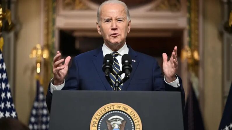 Le président américain Joe Biden s'exprime lors d'une cérémonie portant sur la signature d'une proclamation dans la salle des traités indiens du bâtiment du bureau exécutif Eisenhower, à côté de la Maison-Blanche, à Washington, le 25 juillet 2023. (Mandel Ngan/AFP via Getty Images)