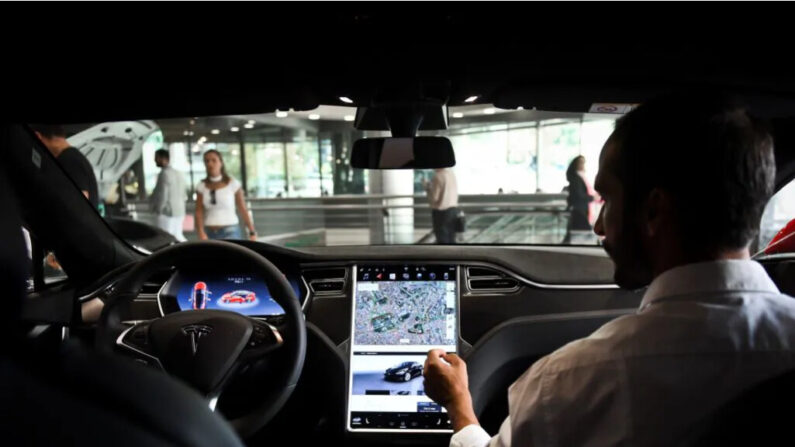 Un vendeur montre le tableau de bord de la voiture Tesla Model S dans la salle d'exposition du constructeur de voitures électriques Tesla du magasin El Corte Ingles à Lisbonne, au Portugal, le 1er septembre 2017. (Patricia de Melo/AFP via Getty Images)