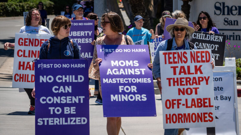 Les défenseurs de la DeTransition manifestent à l'extérieur de la conférence annuelle de la Pediatric Endocrine Society qui se tient à San Diego, en Californie, le 6 mai 2023. (John Fredicks/Epoch Times)