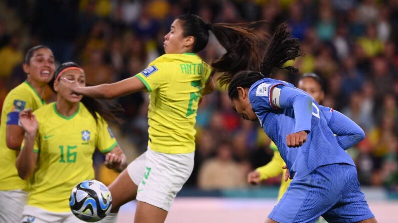 Libérées par Wendie Renard, les Bleues ont décroché leur premier succès référence du Mondial. (Photo : FRANCK FIFE/AFP via Getty Images)