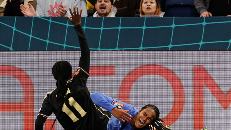 Wendie Renard (à. d) lors du match de football du Groupe F de la Coupe du Monde Féminine Australie et Nouvelle-Zélande 2023 entre la France et la Jamaïque. (Photo by DAVID GRAY/AFP via Getty Images)