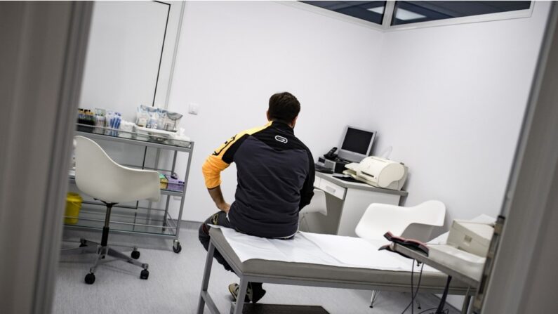 Un patient italien qui s'identifie comme transgenre est assis sur un lit d'hôpital après avoir subi des opérations de changement de sexe dans une clinique de Belgrade, en Serbie, le 11 octobre 2016. (Andre J. Isakovic/AFP via Getty Images)