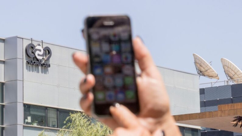 Une femme utilise son iPhone sur une photo d'archive. (Jack Guez/AFP via Getty Images)