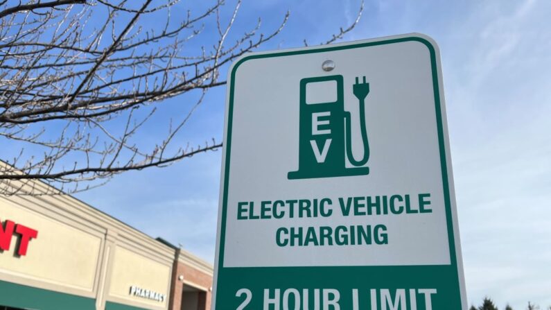 Véhicule électrique garé dans une épicerie à Mount Joy, Pennsylvanie, en février 2023. (Beth Brelje/Epoch Times) 