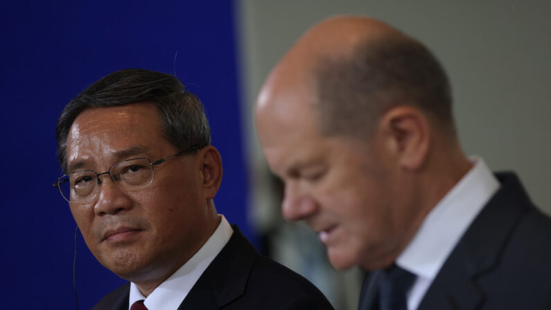 Le premier ministre chinois Li Qiang (G) et le chancelier allemand Olaf Scholz s'adressent aux médias à la Chancellerie à Berlin le 20 juin 2023. (Sean Gallup/Getty Images)