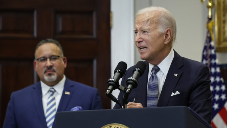 Joe Biden annonce l'annulation de 39 milliards de dollars de prêts étudiants pour plus de 800 000 emprunteurs
Le président Joe Biden est rejoint par le secrétaire à l'éducation Miguel Cardona pour annoncer de nouvelles mesures visant à aider les emprunteurs après que la Cour suprême a invalidé son plan d'annulation des prêts étudiants, dans la salle Roosevelt de la Maison-Blanche, le 30 juin 2023. (Chip Somodevilla/Getty Images)