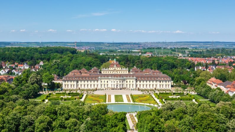 Le château de Ludwigsburg, conçu par l'architecte italien Donato Giuseppe Frisoni, se trouve au centre de la ville allemande de Ludwigsburg. Le complexe baroque s'est développé en quatre ailes autour de la cour du palais. Le bâtiment central est entouré des pavillons de chasse et de plaisance et abrite les appartements d'État. Le grand jardin, de style formel français et naturaliste anglais, avec des arbres luxuriants, des pelouses symétriques, des parterres de fleurs et des jeux d'eau. (Markus Mainka/Shutterstock)