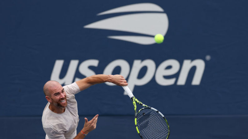 Adrian Mannarino sert contre le Japonais Yosuke Watanuki, lors de l'US Open, le 28 août 2023. (Photo : Mike Stobe/Getty Images)