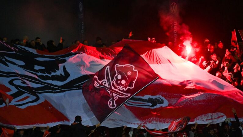 Les supporters d'Annecy allument des fusées rouges lors du match de demi-finale de la Coupe de France entre le FC Annecy et le Toulouse FC, le 6 avril 2023. (Photo : OLIVIER CHASSIGNOLE/AFP via Getty Images)