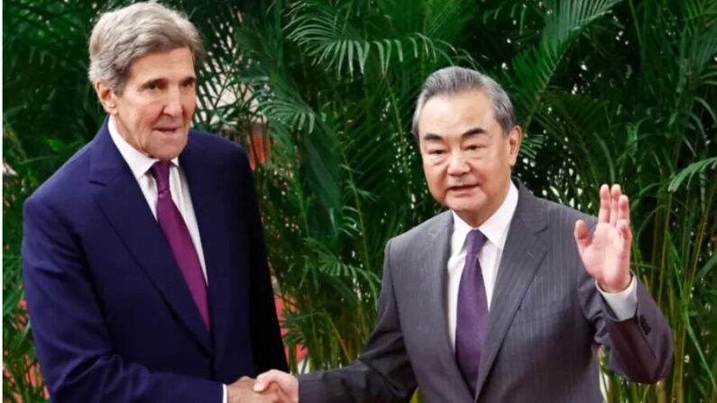 L'envoyé américain pour le climat John Kerry et le plus haut diplomate chinois Wang Yi se serrent la main avant une réunion à Pékin, le 18 juillet 2023. (Florence Lo/Pool/AFP via Getty Images)