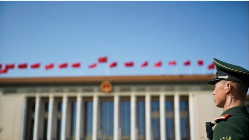 Un policier paramilitaire chinois monte la garde sur la place Tiananmen lors de la session d'ouverture de l'assemblée législative de la Chine, le Congrès national du peuple, à Pékin, le 5 mars 2019. Lintao Zhang/Getty Images)