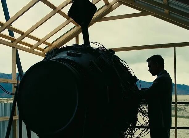 Julius Robert Oppenheimer (Cillian Murphy) inspecte une bombe atomique expérimentale dans "Oppenheimer". (Universal Pictures)