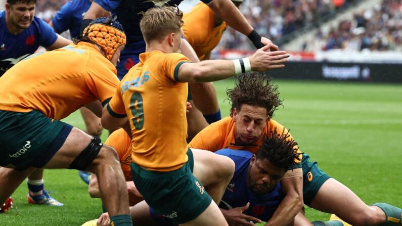 Jonathan Danty (au. C, au sol) marque un essai lors du match international de rugby pré-Coupe du monde entre la France et l'Australie au Stade de France à Saint Denis, dans la banlieue de Paris, le 27 août 2023. (Photo : ANNE-CHRISTINE POUJOULAT/AFP via Getty Images)