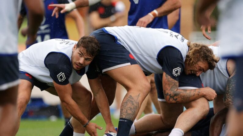 Antoine Dupont dégage le ballon d'une mêlée spontanée lors d'une séance d'entraînement, à Marcoussis, le 27 juillet 2023. (Photo : GEOFFROY VAN DER HASSELT/AFP via Getty Images)