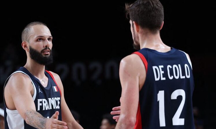 Evan Fournier (à.g) et Nando De Colo (à.d), deux cadres des Bleus. (Photo : THOMAS COEX/AFP via Getty Images)