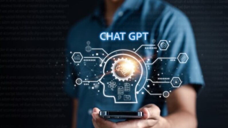 Homme d'affaires utilisant un chatbot dans un smartphone. Chat GPT avec l'intelligence artificielle AI, développé par OpenAI génère. Technologie futuriste, un robot dans un système en ligne. (Shutterstock)