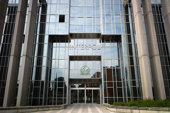 L'entrée du siège d'Interpol, la plus grande organisation policière internationale, à Lyon.  (JEAN-PHILIPPE KSIAZEK/AFP via Getty Images)