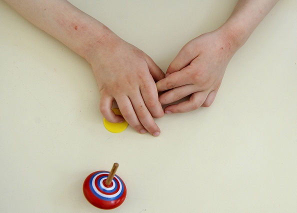 Un enfant autiste travaille avec une éducatrice. (Photo FRANCK FIFE/AFP via Getty Images)