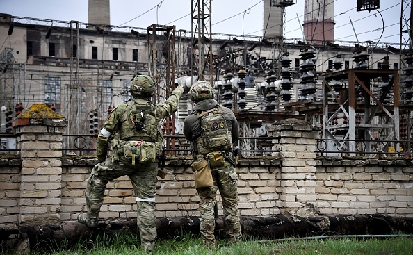 Les soldats russes à la centrale électrique de Luhansk, le 13 avril 2023. (Photo ALEXANDER NEMENOV/AFP via Getty Images)