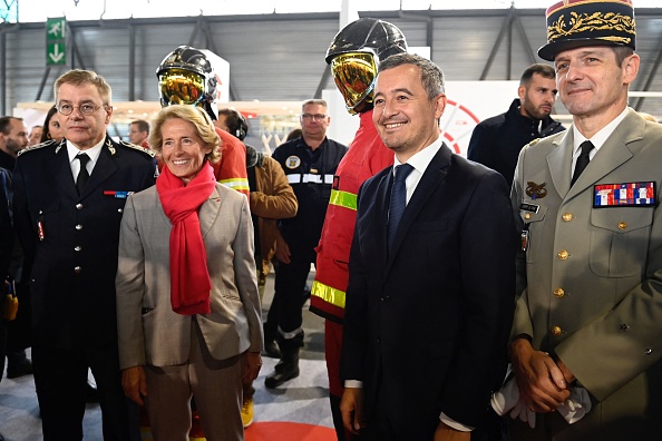 Alain Thirion (à g.) avec le ministre de l'Intérieur Gérald Darmanin (2e à dr.) visitent le 128e Congrès national des sapeurs-pompiers au Parc des expositions de Vandœuvre-les-Nancy, le 24 septembre 2022. (Photo JEAN-CHRISTOPHE VERHAEGEN/AFP via Getty Images)