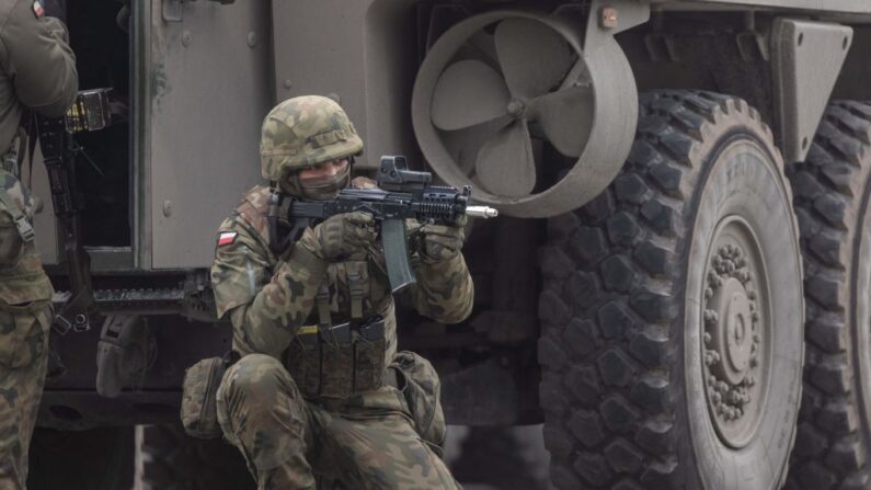 Des soldats polonais participent à des exercices militaires près de Krynica Morska, dans le nord de la Pologne, le 17 avril 2023. (Photo WOJTEK RADWANSKI/AFP via Getty Images)