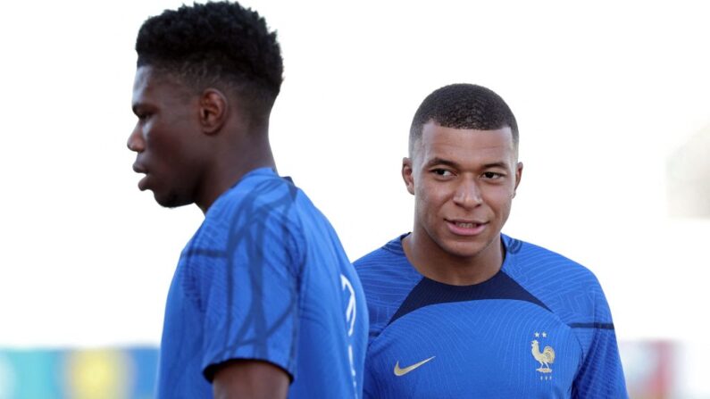 L'attaquant français Kylian Mbappé et le milieu de terrain français Aurélien Tchouameni (à g.) participent à une séance d'entraînement au stade Algarve, à Faro, le 15 juin 2023, à la veille de leur match de football de qualification pour le groupe B de l'UEFA Euro 2024 contre Gibraltar. (Photo THOMAS COEX/AFP via Getty Images)