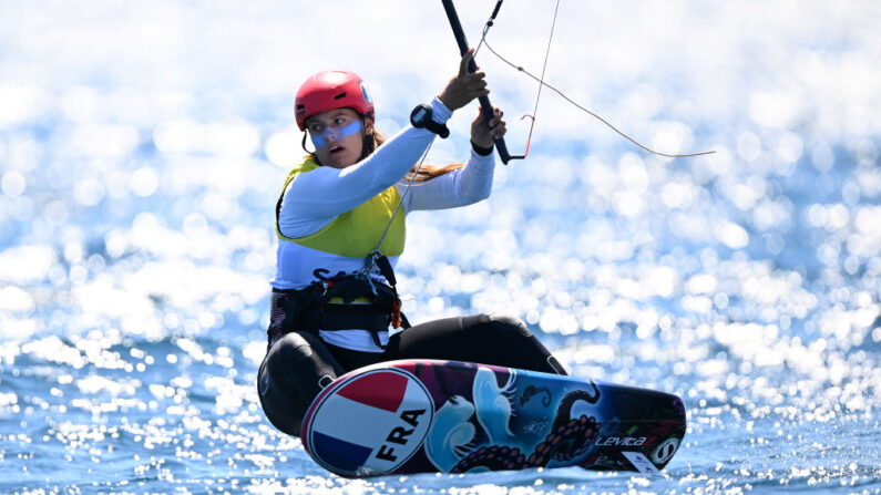 Lauriane Nolot participe à la finale du kitefoil féminin lors de la sixième journée du test de voile de Paris 2024 à la marina de Marseille, le 14 juillet 2023 à Marseille. (Photo Clive Mason/Getty Images)