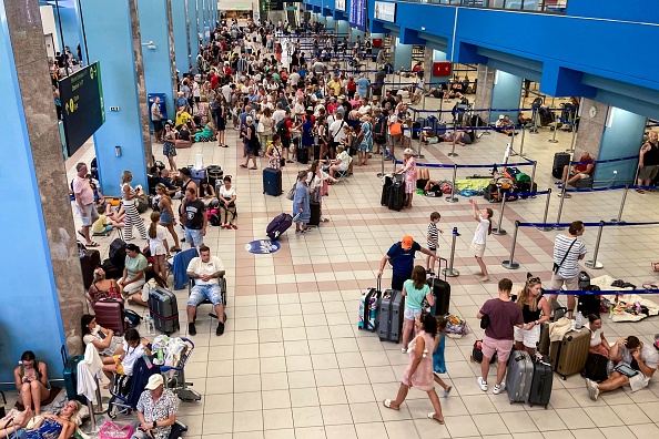 Environ 20.000 personnes, surtout des touristes, ont dû être évacuées notamment durant la nuit du 23 juillet, selon Athènes. (Photo WILL VASSILOPOULOS/AFP via Getty Images)