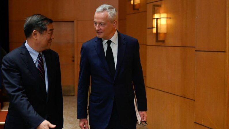 Le ministre français de l'Économie et des Finances Bruno Le Maire et le vice-premier ministre chinois He Lifeng assistent au 9e Dialogue économique et financier de haut niveau Chine-France à Pékin, le 29 juillet 2023. (PEDRO PARDO/AFP via Getty Images)