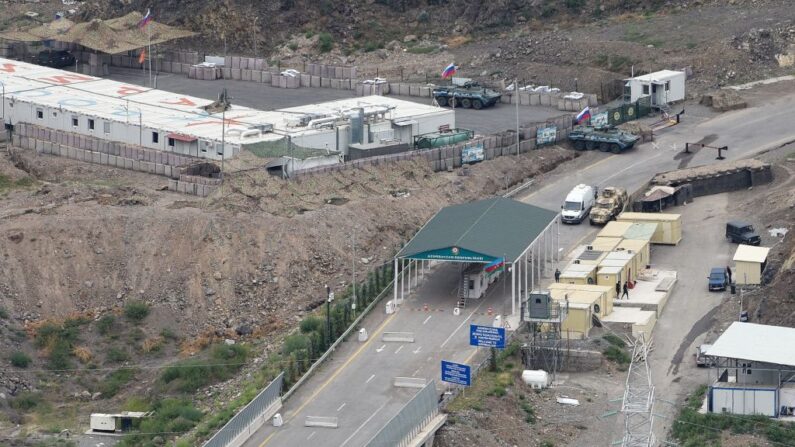 Poste de contrôle azerbaïdjanais à l'entrée du corridor de Lachin, le seul lien terrestre de la région séparatiste du Haut-Karabakh peuplée d'Arméniens, avec l'Arménie. (Photo KAREN MINASYAN/AFP via Getty Images)