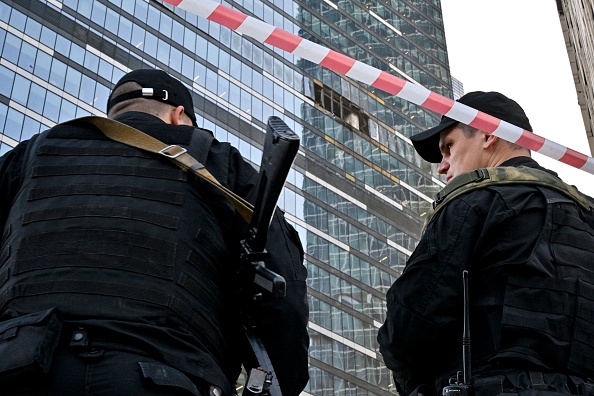 Un immeuble de bureaux endommagé du Centre d'affaires international de Moscou (Moskva City) à la suite d'une attaque de drone signalée à Moscou le 1er août 2023. (Photo ALEXANDER NEMENOV/AFP via Getty Images)