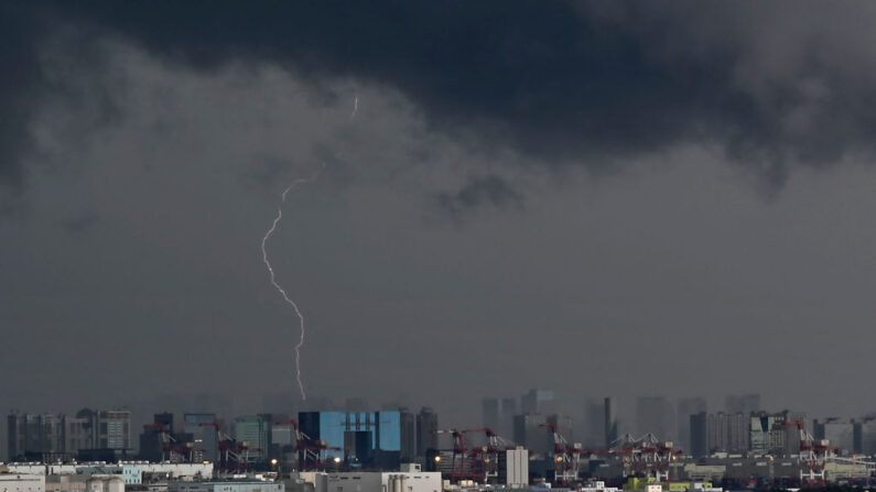 La foudre frappe un bâtiment près de l'aéroport Haneda de Tokyo le 1er août 2023. (Photo KAZUHIRO NOGI/AFP via Getty Images)