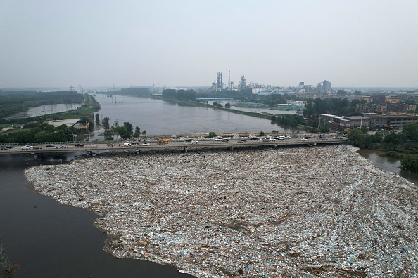 Vue aérienne de déchets flottants dans une rivière dans une zone inondée après de fortes pluies, banlieue de Pékin, le 2 août 2023. (Photo JADE GAO/AFP via Getty Images)