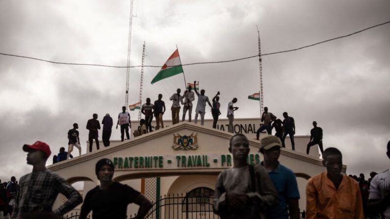 Des centaines de personnes soutenant le coup d'État au Niger se sont rassemblées le 3 août 2023 dans la capitale Niamey. (Photo -/AFP via Getty Images)