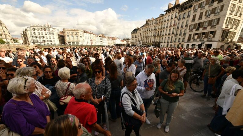 Des personnes se sont rassemblées à Bayonne pour rendre hommage à un homme de 46 ans mortellement agressé pendant les Fêtes de Bayonne. (Photo GAIZKA IROZ/AFP via Getty Images) 