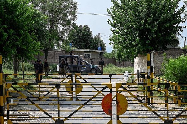 Devant la prison d'Attock où l'ex-Premier ministre pakistanais Imran Khan est détenu pour trois ans, à Attock, le 6 août 2023. (Photo AAMIR QURESHI/AFP via Getty Images)