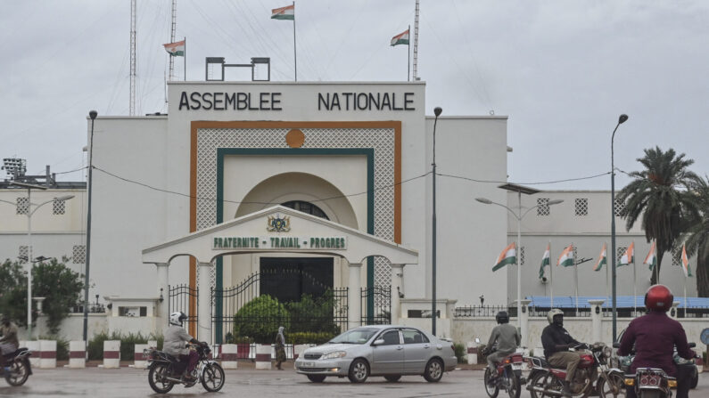 Devant l'Assemblée nationale à Niamey le 7 août 2023. (Photo AFP via Getty Images)